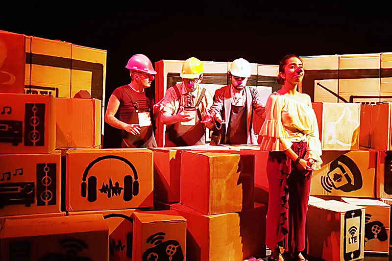 Bir Acayip Taşınma Galeri 4