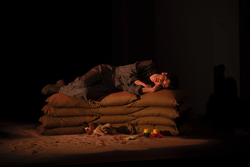 Cezalı (Grounded) Resmi 2