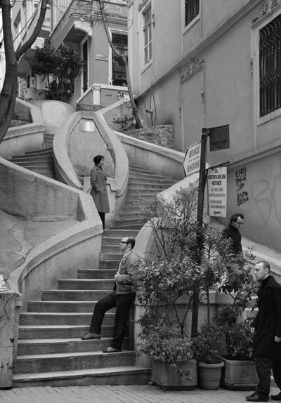 Merdivenden İnen Sanatçı